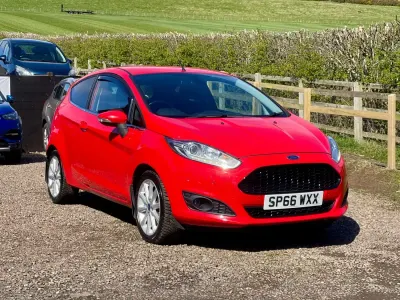 Begagnad Ford Fiesta Titanium 2016 Röd Halvkombi