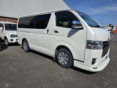 Usado Toyota HiAce 144 HP (105 kW) 2010 Branco Monovolume