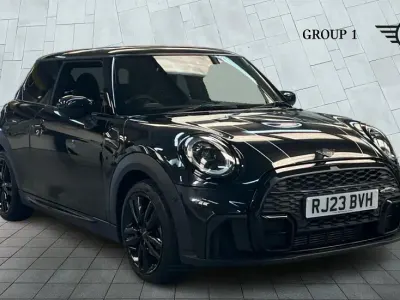 Usado Mini Cooper Premium 136 CV (100 kW) 2023 Negro Utilitario