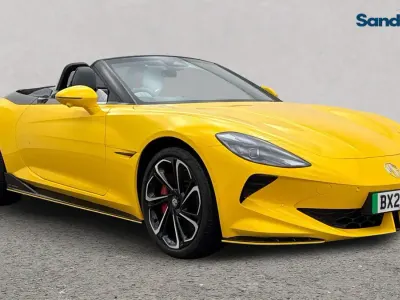 Begagnad MG Cyberster 375 kW (510 HK) 2024 Gul Cab