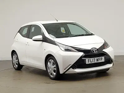 Gebraucht Toyota Aygo X-play 68 PS (50 kW) 2017 Weiß Kleinwagen