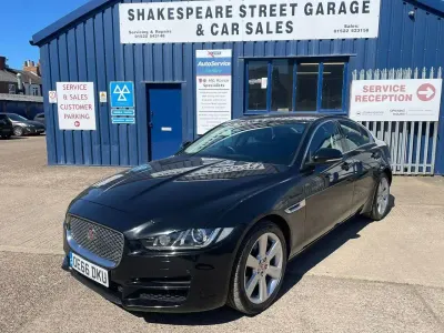 Używany Jaguar XE Portfolio 180 KM (132 kW) 2016 Czarny Sedan/Limuzyna