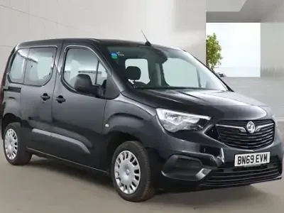 Second-hand Vauxhall Combo Design Edition 100 CP (73 kW) 2019 Negru Monovolum
