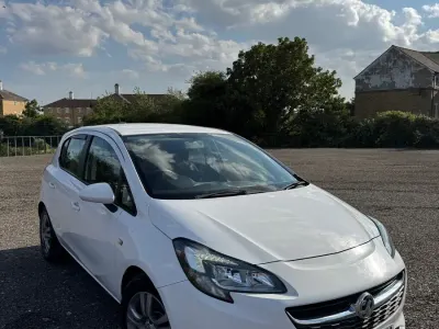 Used Vauxhall Corsa Design Edition 95 HP (69 kW) 2016 White Hatchback