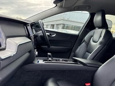 Used Volvo XC60 Plus 197 HP (144 kW) 2023 Blue SUV