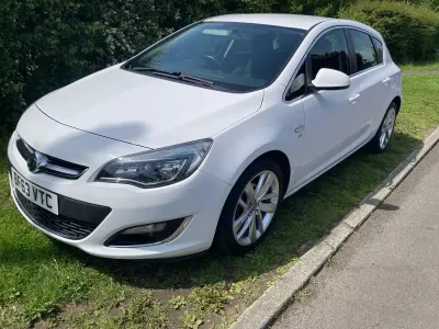 Used Vauxhall Astra SRi 115 HP (84 kW) 2013 White Hatchback