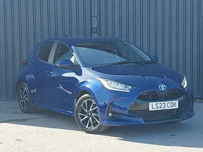 Second-hand Toyota Yaris Hybrid Design 116 CP (85 kW) 2023 Albastru Hatchback