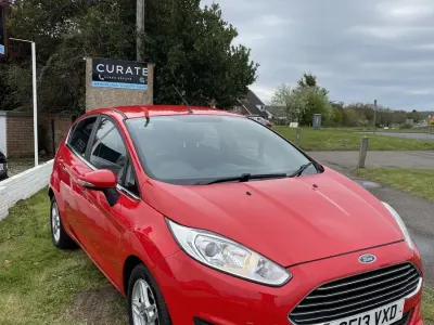 Używany Ford Fiesta Zetec 75 KM (55 kW) 2013 Czerwony Hatchback