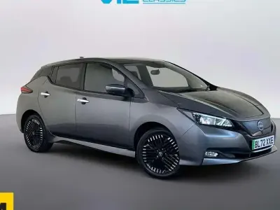 Begagnad Nissan Leaf N-Connecta 160 kW (218 HK) 2022 Grå Halvkombi