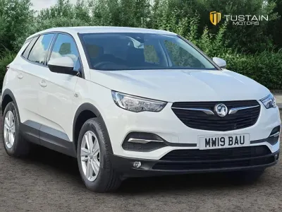 Used Vauxhall Grandland X S 130 HP (95 kW) 2019 White SUV