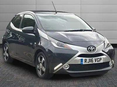 Usado Toyota Aygo X-clusiv 69 HP (50 kW) 2016 Cinzento Citadino