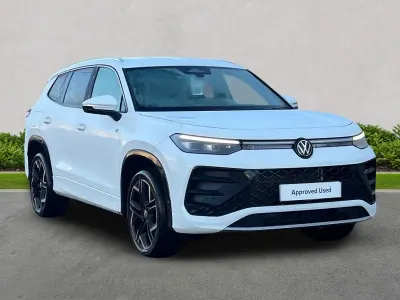 Begagnad VW Touran R-line 150 HK (110 kW) 2025 Vit Minibuss