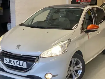 Used Peugeot 208 Roland Garros 92 HP (67 kW) 2014 White Hatchback