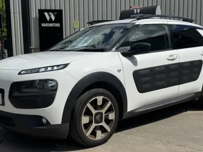 Usado Citroën C4 Cactus Flair 82 CV (60 kW) 2017 Blanco Utilitario