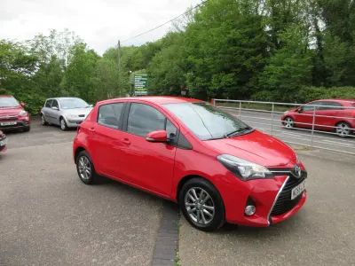 Used Toyota Yaris 99 HP (72 kW) 2015 Red Hatchback