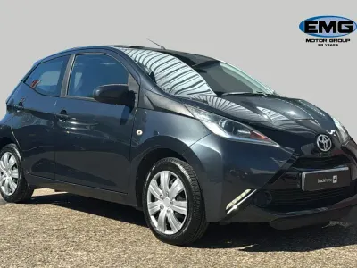 Usado Toyota Aygo X-play 68 HP (50 kW) 2015 Cinzento Citadino