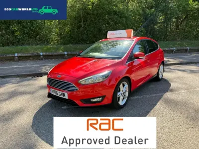 Begagnad Ford Focus Zetec 2016 Röd Halvkombi