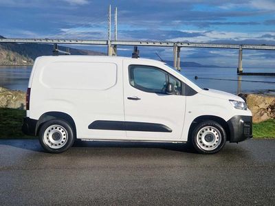 Używany Citroën Berlingo 99 KM (72 kW) 2023 Biały Minivan