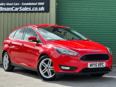 Begagnad Ford Focus Zetec 115 HK (84 kW) 2015 Röd Halvkombi