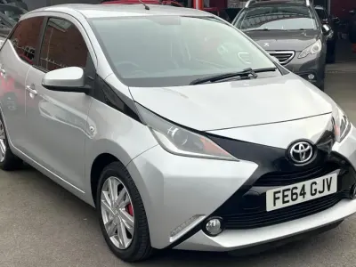 Usado Toyota Aygo x-press 68 HP (50 kW) 2014 Prateado Citadino