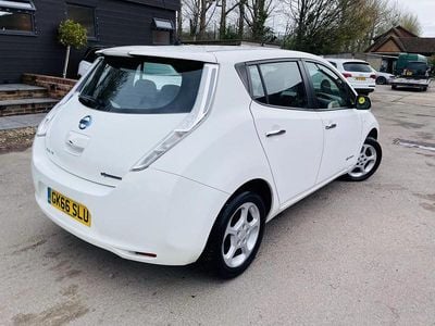 Begagnad Nissan Leaf Acenta 80 kW (109 HK) 2016 Vit Halvkombi