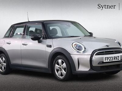 Usado Mini Cooper Classic 134 HP (98 kW) 2023 Prateado Citadino