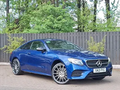 Usado Mercedes E400 AMG line 330 HP (242 kW) 2021 Azul Coupé