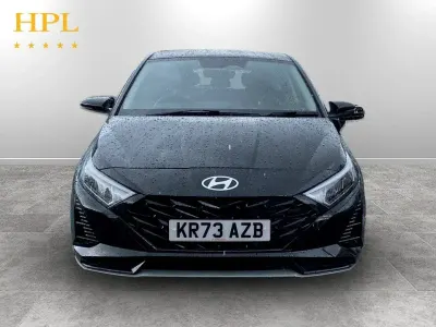 Begagnad Hyundai i20 Advanced 100 HK (73 kW) 2023 Svart Halvkombi