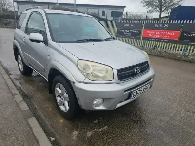 Usado Toyota RAV4 147 CV (108 kW) 2005 Plateado SUV