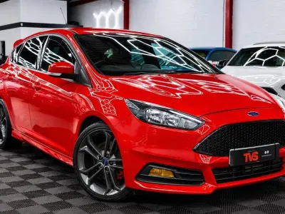 Used Ford Focus ST 250 HP (183 kW) 2015 Red Hatchback