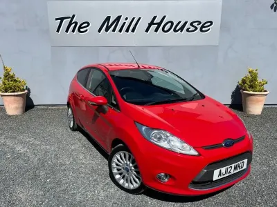 Usado Ford Fiesta Titanium 118 HP (86 kW) 2012 Vermelho Citadino