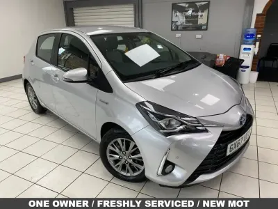 Used Toyota Yaris Hybrid 100 HP (73 kW) 2017 Silver Hatchback