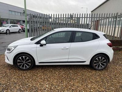 Used Renault Clio V Iconic 90 HP (66 kW) 2022 White Hatchback