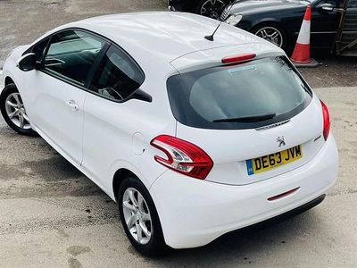 Used Peugeot 208 Active 82 HP (60 kW) 2013 White Hatchback