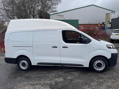 Second-hand Vauxhall Vivaro 100 CP (73 kW) 2023 Alb Monovolum