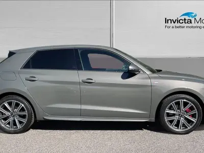 Begagnad Audi A1 Competition 2022 Grå SUV