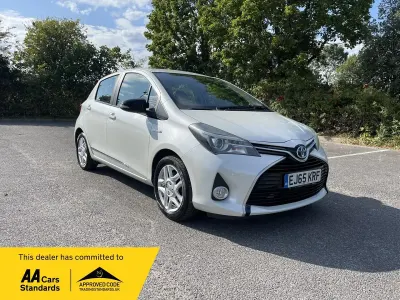 Used Toyota Yaris 100 HP (73 kW) 2015 White Hatchback