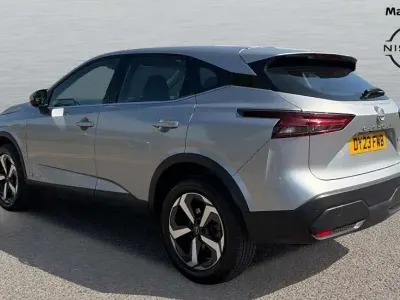 Używany Nissan Qashqai Acenta Premium 190 KM (139 kW) 2023 Srebrny SUV