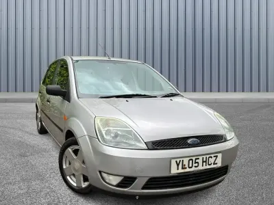 Usado Ford Fiesta Zetec 79 CV (58 kW) 2005 Plateado Utilitario