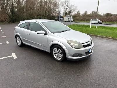 Begagnad Vauxhall Astra Sport 115 HK (84 kW) 2007 Silver Halvkombi
