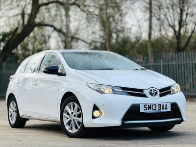 Used Toyota Auris 132 HP (97 kW) 2013 White Hatchback