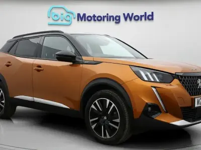 Usado Peugeot 2008 Premium 155 CV (114 kW) 2021 Naranja SUV