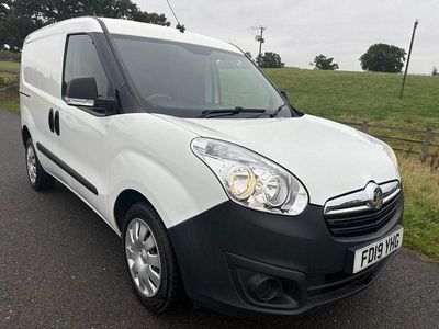 Used Vauxhall Combo 95 HP (69 kW) 2019 White MPV