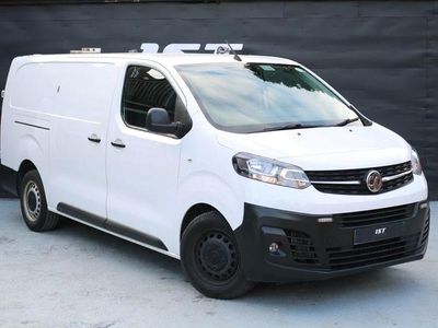 Second-hand Vauxhall Vivaro 100 CP (73 kW) 2022 Alb Monovolum