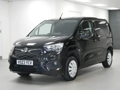 Używany Vauxhall Combo Edition 130 KM (95 kW) 2023 Czarny Minivan