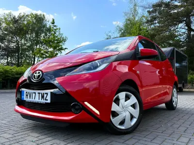 Begagnad Toyota Aygo X-play 68 HK (50 kW) 2017 Röd Halvkombi