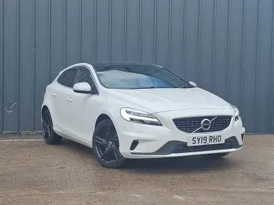 Begagnad Volvo V40 R-Design 122 HK (89 kW) 2019 Vit Halvkombi