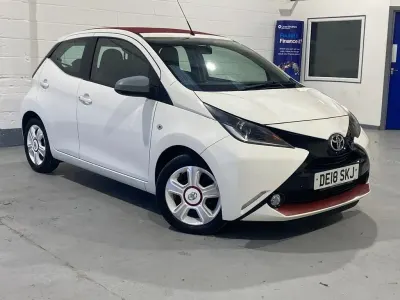 Usado Toyota Aygo 68 HP (50 kW) 2018 Branco Citadino