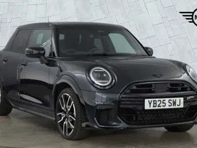 Usado Mini Cooper Hatch 113 kW (154 CV) 2025 Gris Utilitario