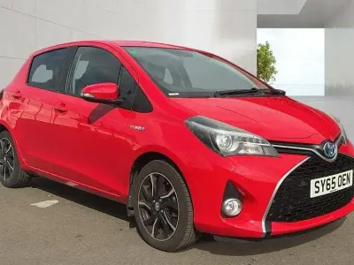 Used Toyota Yaris Design 100 HP (73 kW) 2016 Red Hatchback